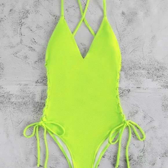 One piece - Picture 3 of 3